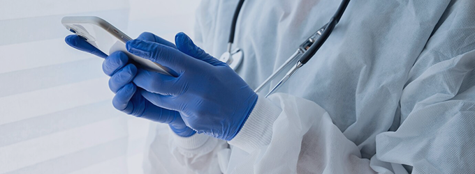 Zorgmedewerker beheert updates van behandelingen en vertrouwt op mobiele gezondheidstechnologie voor snelle documentatie.