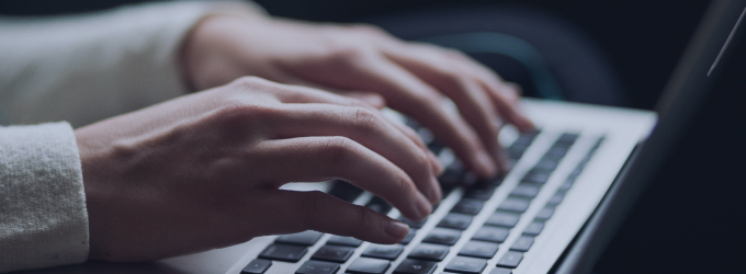 Sviluppatore che lavora al codice e agli aggiornamenti del sistema con un laptop su uno sfondo digitale high-tech