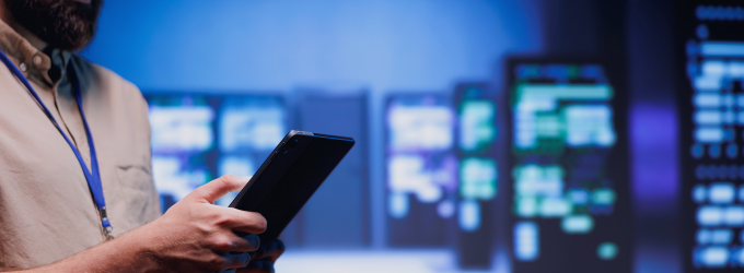 Inżynier oprogramowania zarządzający zadaniami na tablecie, skoncentrowany na projekcie w środowisku opartym na technologii.