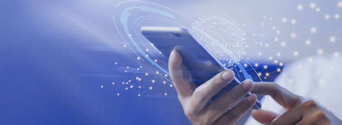 Specjalista IT testujący szybkość aplikacji mobilnej i łączność za pomocą cyfrowych nakładek sieciowych na smartfonie