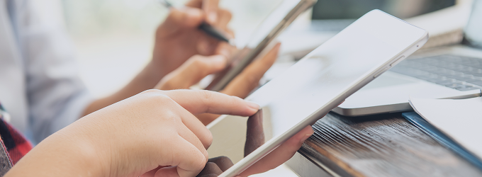 Il team IT convalida l'interfaccia utente dell'LMS mobile navigando nell'app di apprendimento su tablet e smartphone.