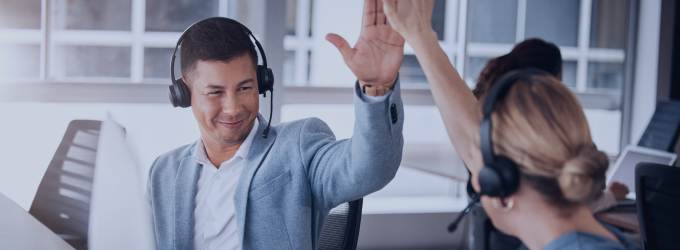 Il project manager festeggia il successo dell'integrazione del sistema con il team di supporto distribuito