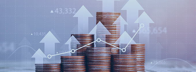 Zorgprofessional werkt patiëntnotities bij in een EHR-systeem via een tablet en synchroniseert met desktoprecords.
