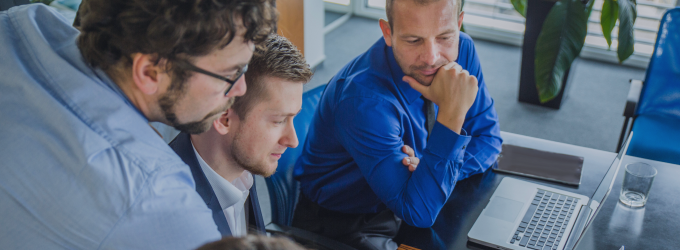  Zespół IT analizuje cyfrowe strategie poprawy opieki nad pacjentami dzięki zaawansowanym rozwiązaniom telemedycznym.