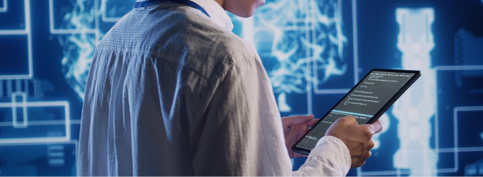 Programista przeprowadzający testy akceptacyjne użytkowników i sprawdzający funkcjonalność aplikacji na tablecie.