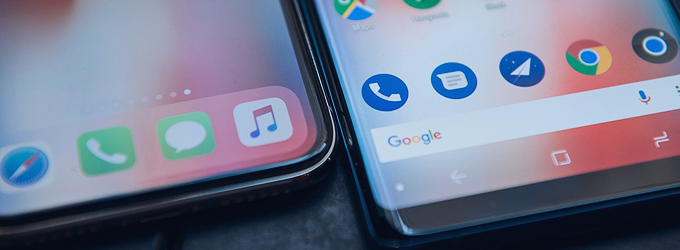 L'équipe IT valide la cohérence de l'application en alignant les éléments de conception sur les appareils iOS et Android.