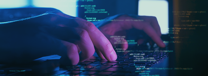 Specjalista ds. bezpieczeństwa audytujący kod aplikacji internetowej, ręce piszące na klawiaturze z nakładkami kodu w nowoczesnym otoczeniu technicznym.