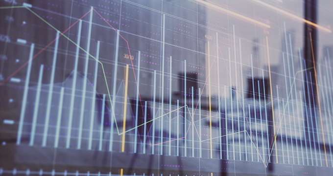 O painel de controlo financeiro com base no AI sobrepõe-se à linha do horizonte urbano, destacando análises em tempo real para investimentos mais inteligentes
