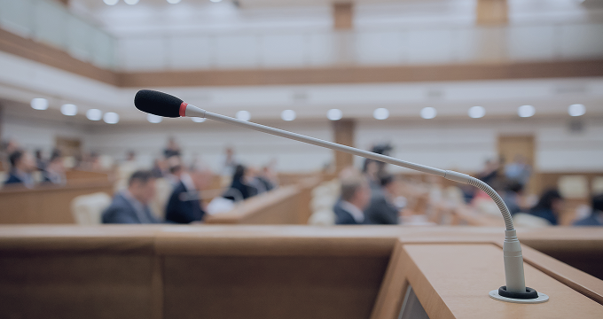 Os espaços governamentais inteligentes utilizam ferramentas digitais para a tomada de decisões públicas transparentes e baseadas em dados