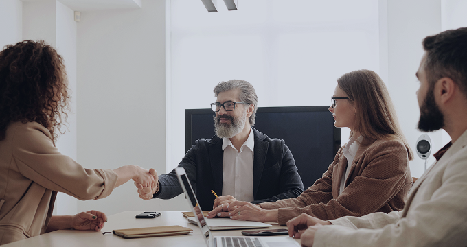 Il software intelligente per le risorse umane gestisce lo screening dei candidati e l'onboarding da remoto in un unico sistema senza soluzione di continuità