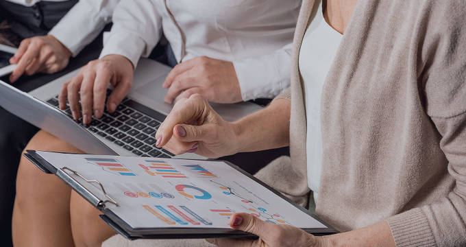 A equipa de marketing analisa as métricas da campanha orientadas pelo AI para otimizar a segmentação e o envolvimento em tempo real