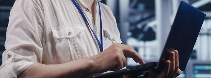 Problemy z jakością danych - zespół techniczny rozwiązujący niespójności na laptopie