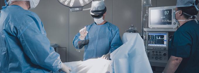 El equipo quirúrgico utiliza equipos de monitorización conectados para el seguimiento de datos en directo y procedimientos de precisión