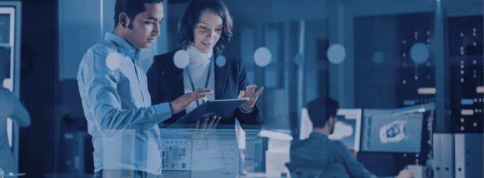 Technisch team dat diverse bedrijfsplatforms synchroniseert en zorgt voor een soepele systeeminteroperabiliteit en gegevensstroom