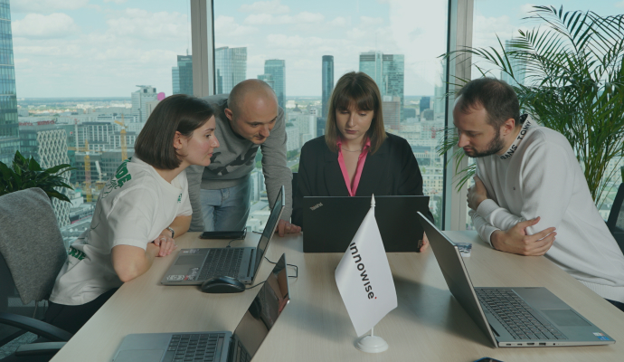 Empleado de oficina sentado en un escritorio, tecleando en un portátil durante un trabajo concentrado en un entorno de trabajo contemporáneo.