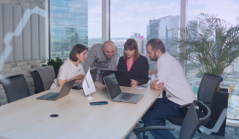 Innowise Equipo informático trabajando en proyectos de big data y AI