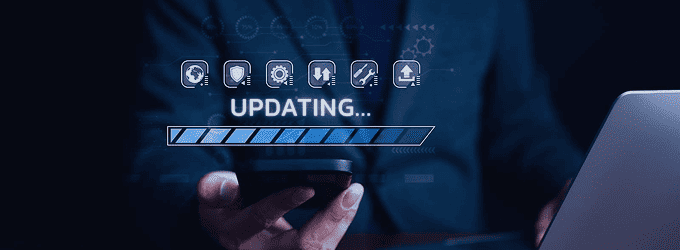 L'ingénieur réseau gère le déploiement des mises à jour et vérifie l'installation des composants sur l'interface utilisateur mobile.