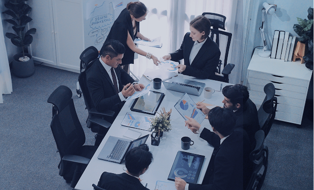 Equipa de projeto de TI a colaborar na estratégia de transformação digital numa reunião de direção