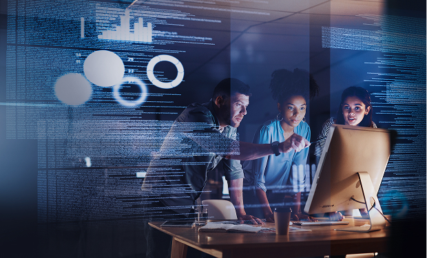 A equipa de consultores analisa a análise no ecrã, centrando-se na estratégia e nas soluções de TI baseadas em dados