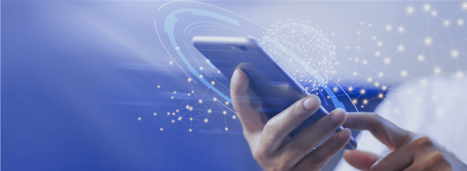 Specjalista IT testujący szybkość aplikacji mobilnej i łączność za pomocą cyfrowych nakładek sieciowych na smartfonie