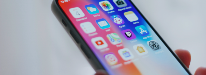 Deweloper mobilny sprawdza uruchamianie aplikacji i widoczność ikon podczas przeglądu projektu interfejsu.