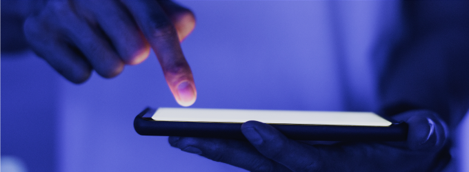 Tester wchodzący w interakcję z interfejsem tabletu cyfrowego podczas testów akceptacyjnych użytkownika