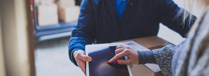 Le coursier recueille la signature numérique sur une tablette, confirmant ainsi la livraison du dernier kilomètre en temps réel.