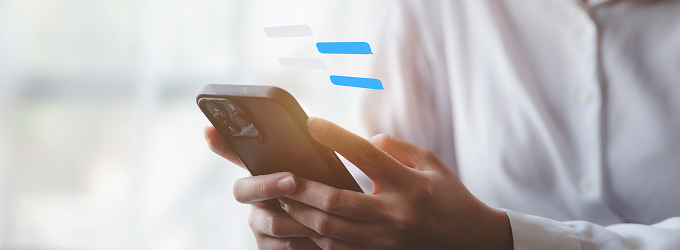 Les membres de l'équipe participent à des discussions en temps réel sur le projet en utilisant une plate-forme de messagerie d'entreprise sur leur téléphone.