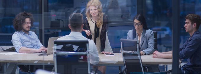 Ledergruppen diskuterer planer for programvareintegrasjon og analyserer fremdriftsdata