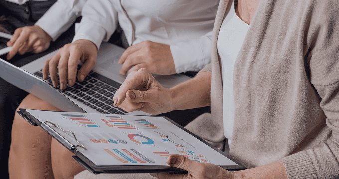 Zespół marketingowy analizuje wskaźniki kampanii oparte na AI, aby zoptymalizować targetowanie i zaangażowanie w czasie rzeczywistym.