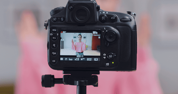 Twórca treści nagranych za pomocą inteligentnej lustrzanki cyfrowej z kadrowaniem na żywo AI i integracją strumieniowania w chmurze