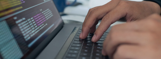 Ingegnere informatico che esegue test di garanzia della qualità per l'e-commerce su un computer portatile