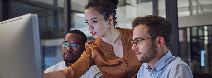 Agiles Team, das sich an einem einzigen Bildschirm zusammenfindet, um verschiedene Erkenntnisse zu vereinen und gemeinsam innovative digitale Lösungen zu entwickeln