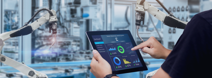 Il team di produzione intelligente controlla i bracci robotici con un pannello di controllo guidato dall'IoT