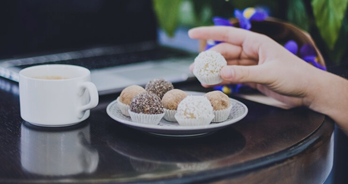 Le service alimentaire intelligent utilise la commande numérique et le contrôle de la qualité basé sur l'IdO pour des repas plus sûrs et personnalisés.