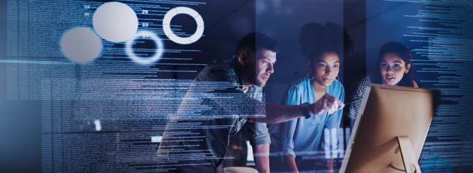 Il team di consulenza esamina le analisi sullo schermo, concentrandosi sulla strategia e sulle soluzioni IT basate sui dati.