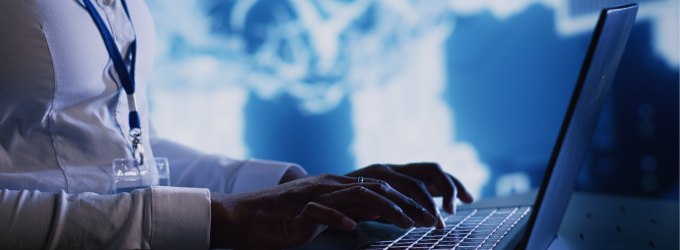 Lo specialista IT esegue la diagnostica e aggiorna i sistemi in uno spazio di lavoro ad alta tecnologia con display digitali