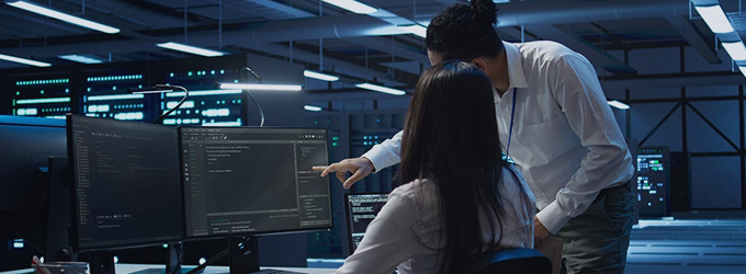 Technisches Team bei der Überprüfung von Systemprotokollen und Anwendungsleistung in einem modernen Serverraum