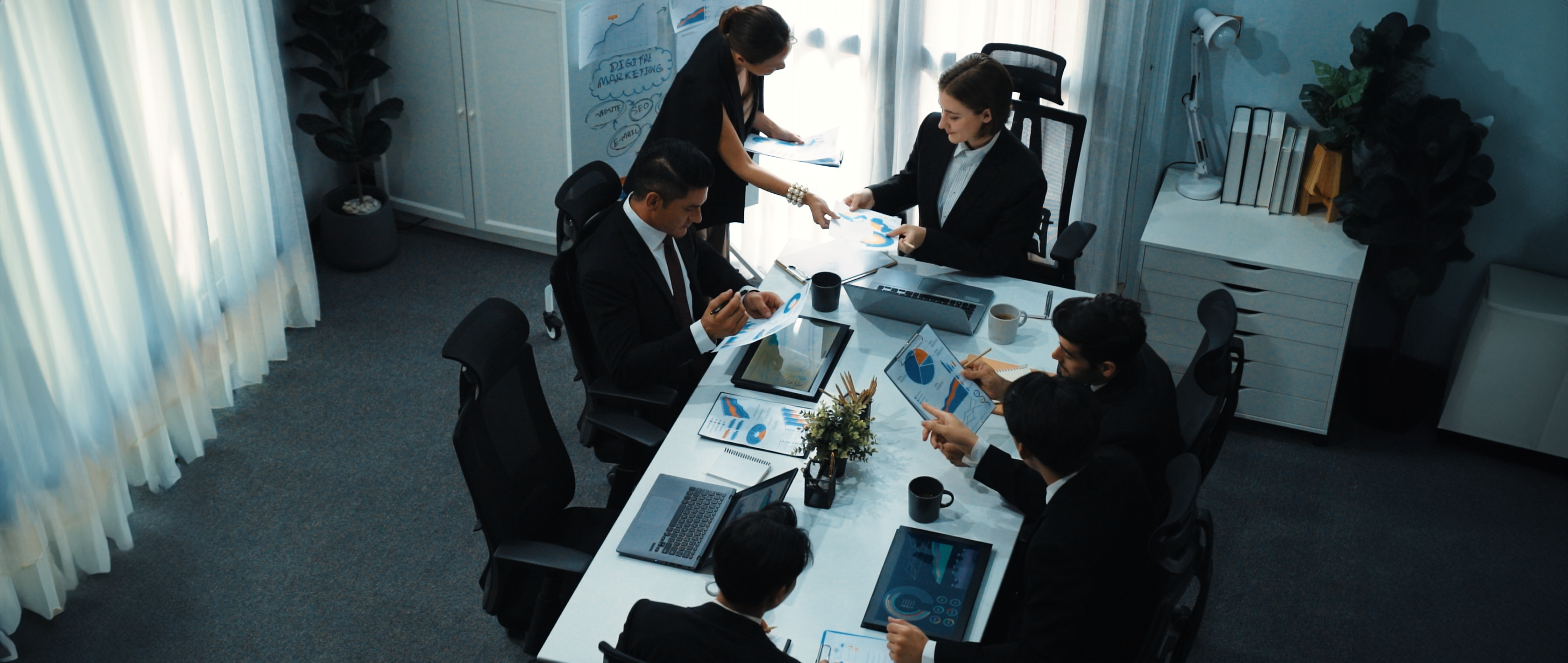 Zespół projektowy IT współpracujący nad strategią transformacji cyfrowej podczas spotkania w sali konferencyjnej