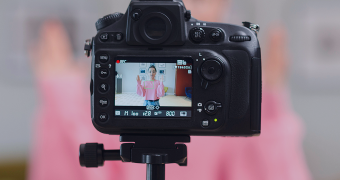 Ersteller von Inhalten, aufgezeichnet mit einer intelligenten DSLR mit Live-Rahmen und Cloud-Streaming-Integration AI