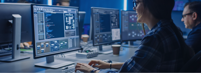 Il team di prodotto esamina i cruscotti del sistema e codifica le soluzioni ERP insieme