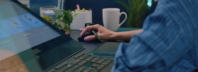 Specialista UX che crea mockup di interfaccia su una tavoletta digitale per lo sviluppo di un'app.