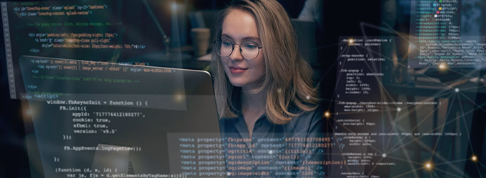 Uno sviluppatore che scrive codice e visualizza i flussi di dati per un progetto software complesso