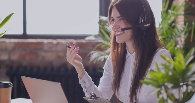 Omnichannel customer care integrates live agent and automated chatbot to resolve inquiries efficiently.
